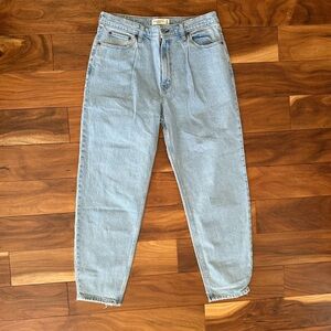 Abercrombie & Fitch Lightwash High Rise 80’s Mom Jeans size 12